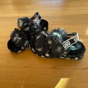 UGG FUZZY SLIPPER SANDALS SIZE 7